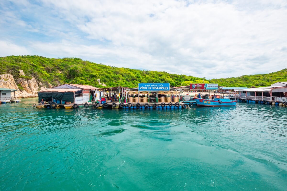 Ăn trưa tại nhà bè nổi trong tour Vĩnh Hy 1 ngày