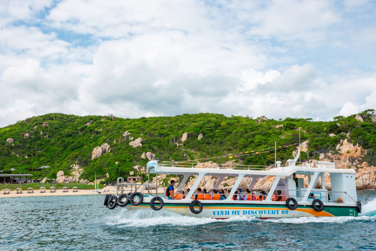 Tour tàu đáy kính ngắm san hô Vĩnh Hy 1 ngày