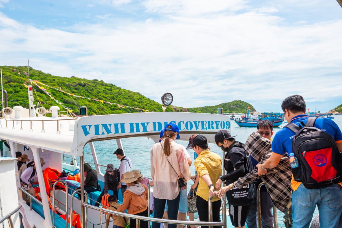 Tour tàu đáy kính ngắm san hô Vĩnh Hy 1 ngày